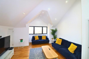 Maidenhead Stylish Three Bedroom Top Floor Apartment
